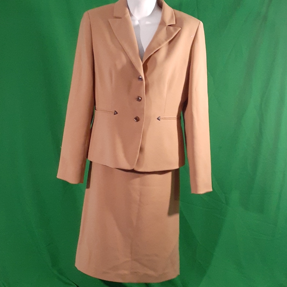 Tahari arthur Levine sz 4p tan 2 pc skirt set